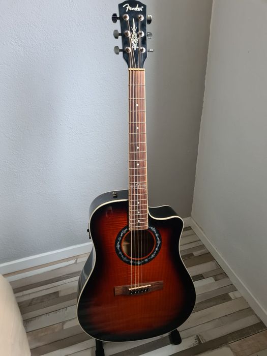 Guitarra Fender Fishman semi-acústica.