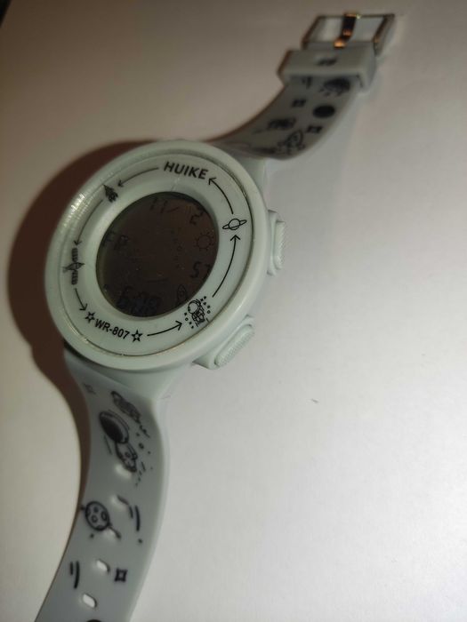 Часы наручные электронные