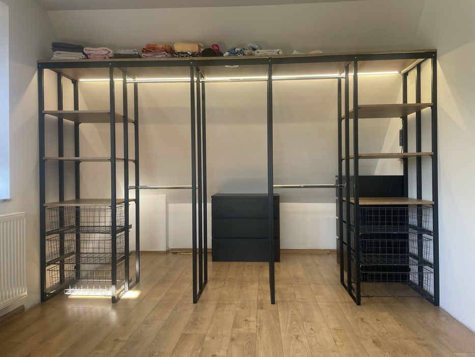 Nowoczesna zabudowa garderoby loft – stal i drewno