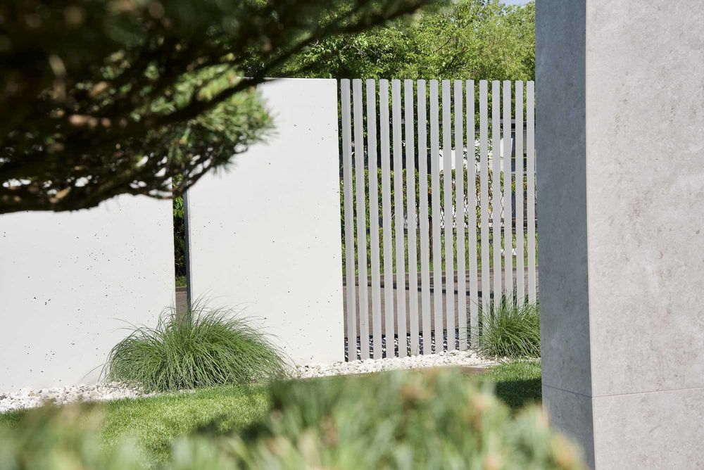 ogrodzenie grzebieniowe aluminiowe pionowe profile mur betonowy L