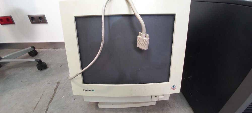 Monitor CRT 17" da Marca PEACOCK