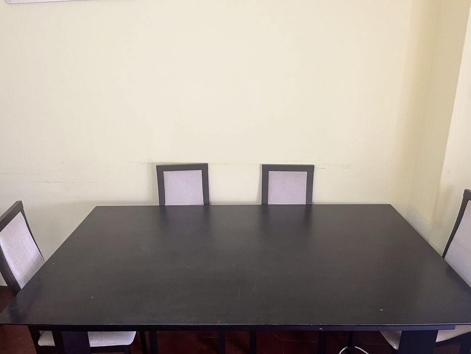 Mesa de jantar e cadeiras
