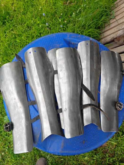 Nowe polerowane kute stalowe nagolennice segmentowe  zbroja rycerz Grunwald 2 mm