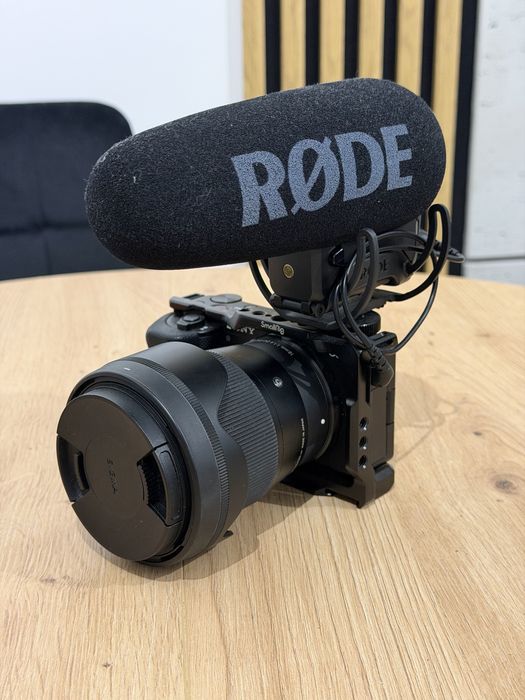 Zestaw Sony ZV-E10 + Sigma 16 mm f/1.4 + Rode Videomic Pro+