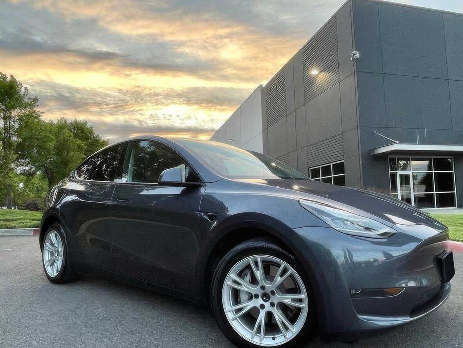 Tesla Model Y Long Range      2020