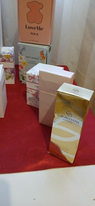 Caixas de perfume, vazias