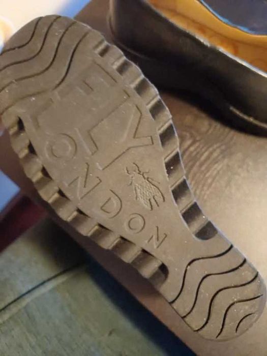 Sapatos Fly by London como novos