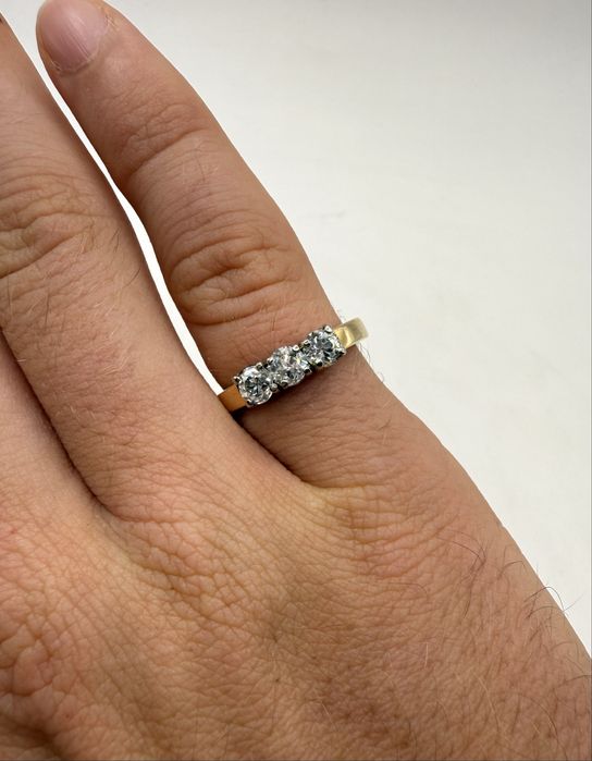 Złoty pierścionek 750 z diamentami 0,90ct VS1-Si2/F-G