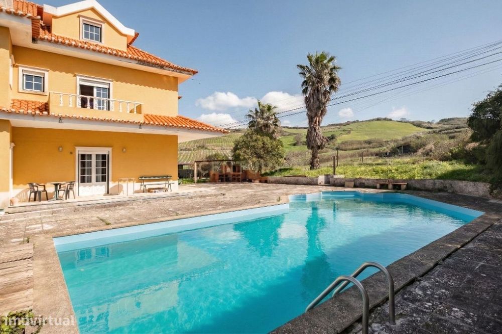 Moradia rodeada pelo campo