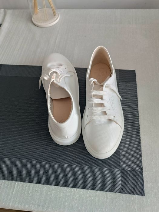 Біленькі стильні кеди.