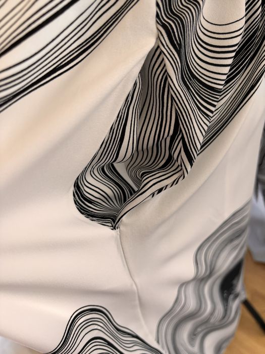 Macacão novo, branco com pantalona com padrao branco e preto