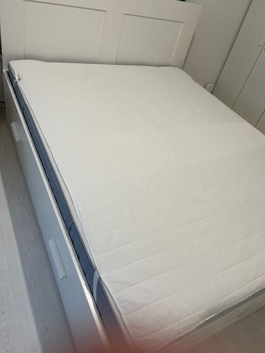 Cama IKEA BRIMNES com gavetas, cabeceira e colchão