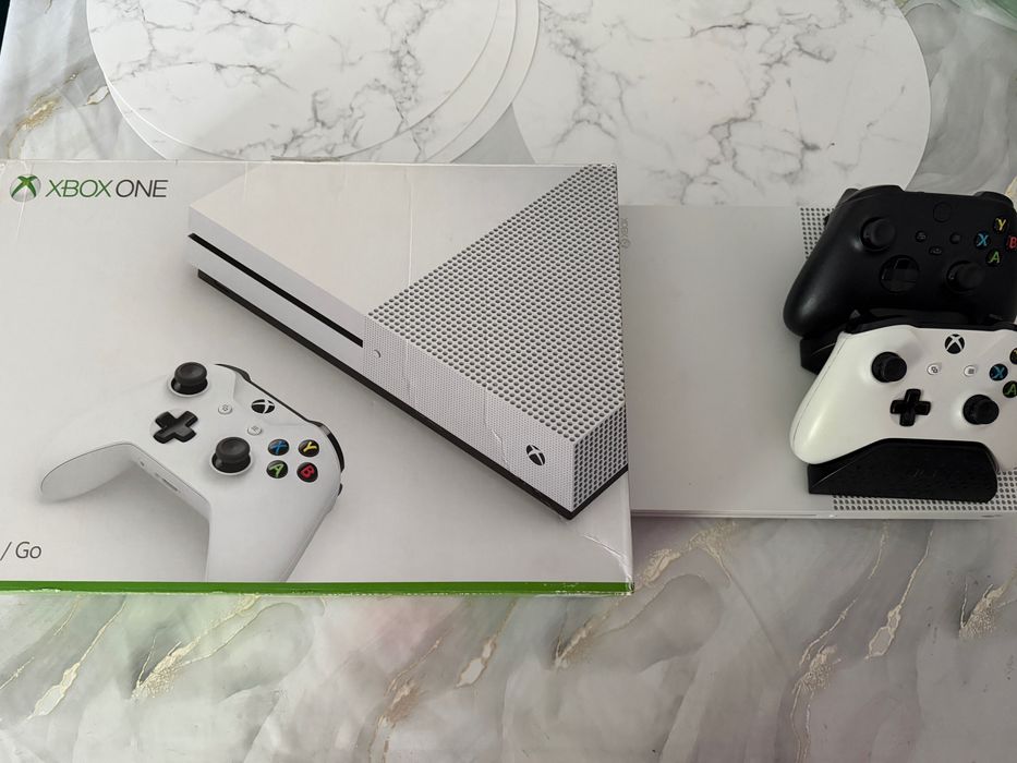 Xbox one +2 pady ze stacją ładująca i 27 gier