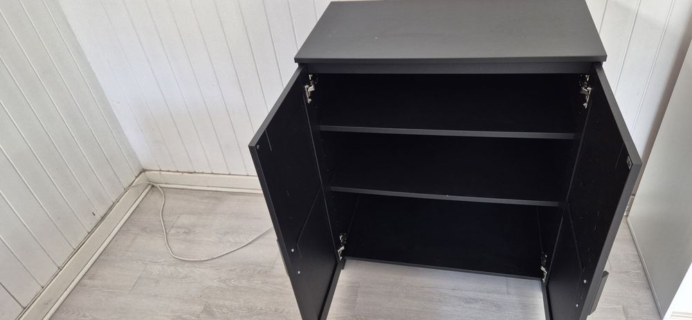 Armario preto com 2 portas e 3 prateleiras do Ikea em bom estado