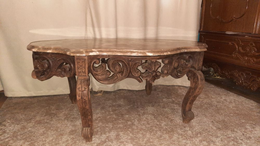 Столик з мрамором