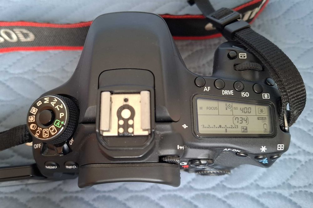 Canon EOS 80D + Objetiva Canon EF-S 18-200mm f/3.5-5.6 IS (como novas)