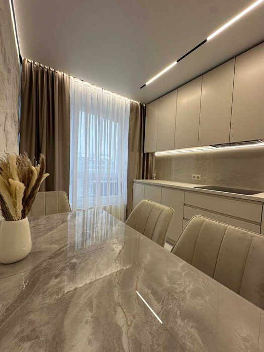 Продаж 2-кім квартири + вітальня в самому центрі міста, світлі кольори