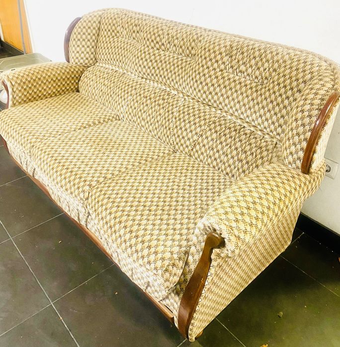 Sofá clássico com estrutura de cama. Pouco usado. Aspeto novo.