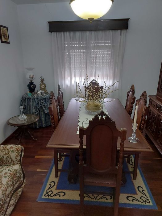 Sala completa em bom estado