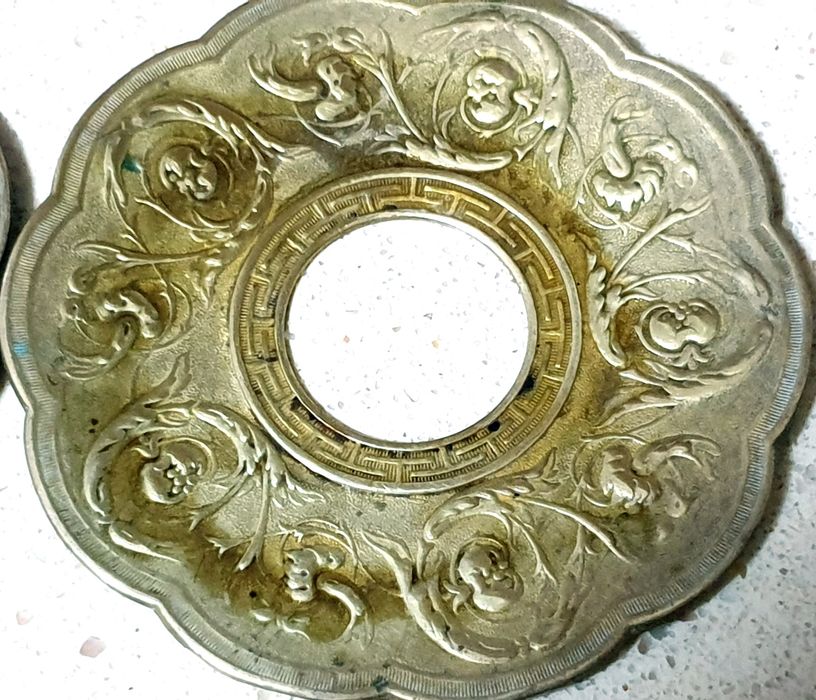 Par de antigos bobeches de lustre em latão dourado