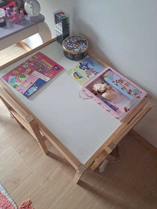 Mesa para criança, com duas cadeiras ikea LÄTT