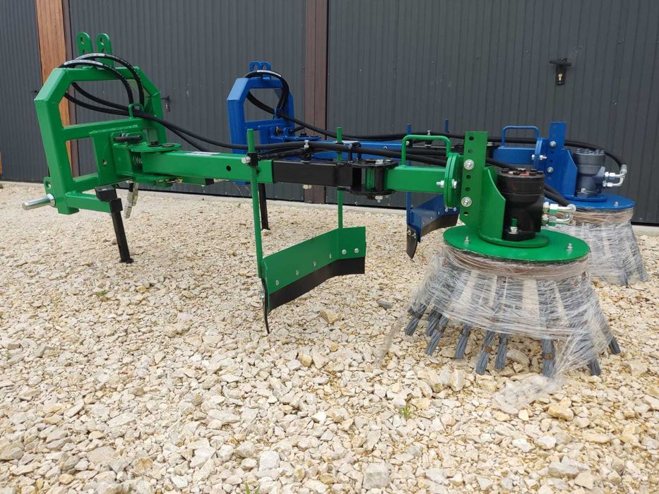 Odchwaszczacz hydrauliczny do kostki krawężników szczotka