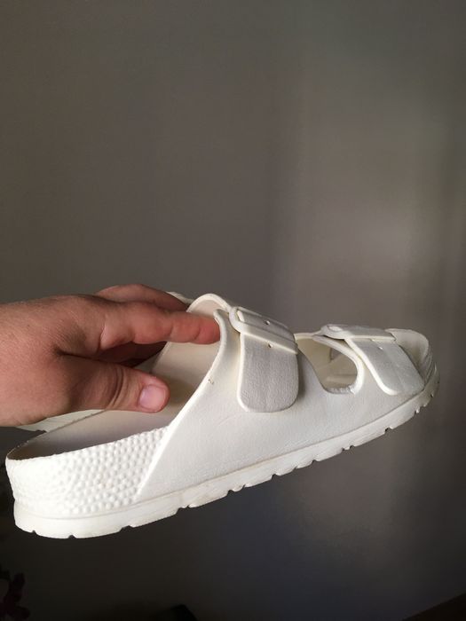 Пляжные тапочки.