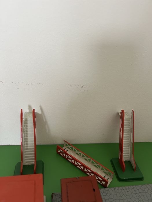 Antigos brinquedos em lata de fabrico alemão
