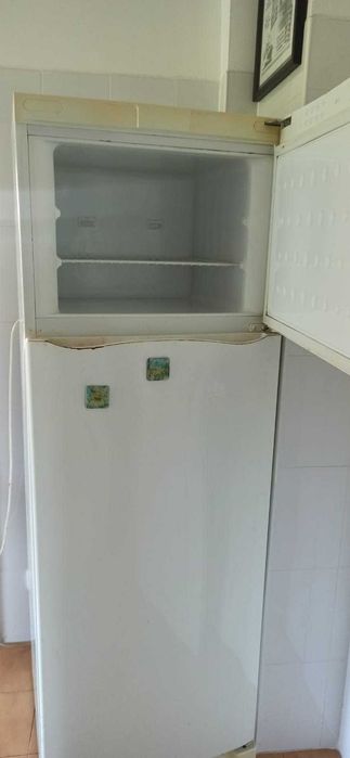 Frigorífico combinado Indesit a funcionar na perfeição – 80€