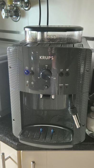 Máquina de Café KRUPS Automática Essential EA810B70
