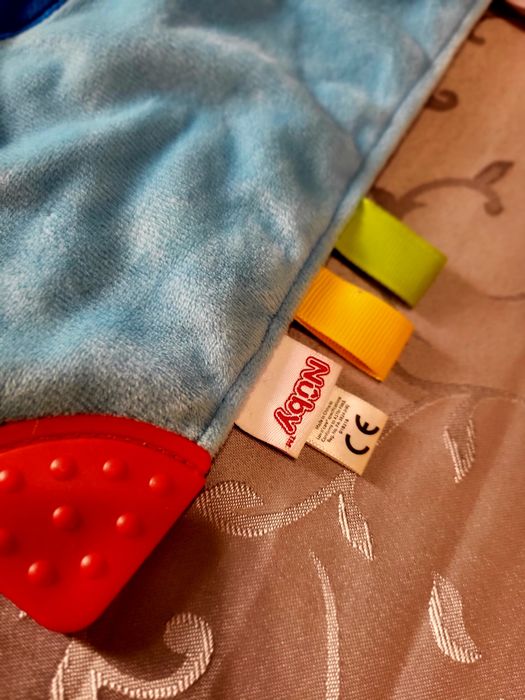 Kocyk sensoryczny NUBY maskotka przytulanka