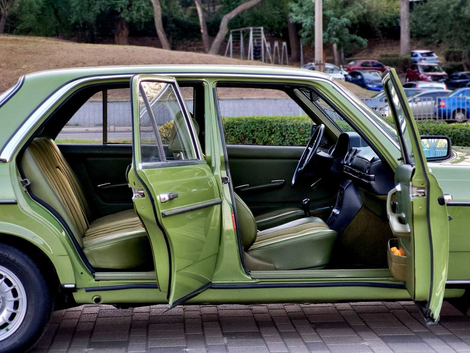 Mercedes-123  Classic  Old Car