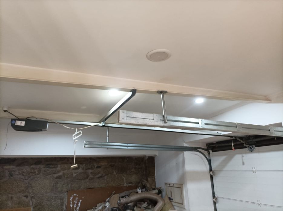 Portão automático seccionado 2.20 X 2.00 mts 2.00 X 2.00 mts..