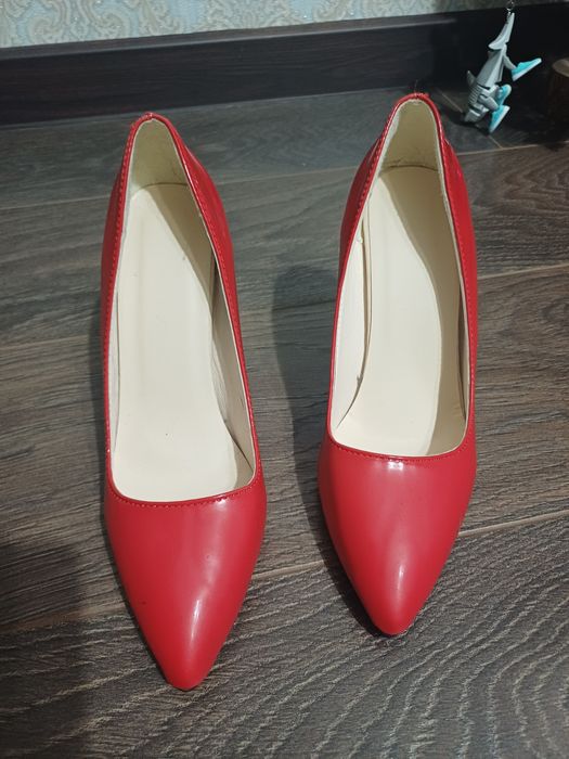 Червоні човники туфлі
