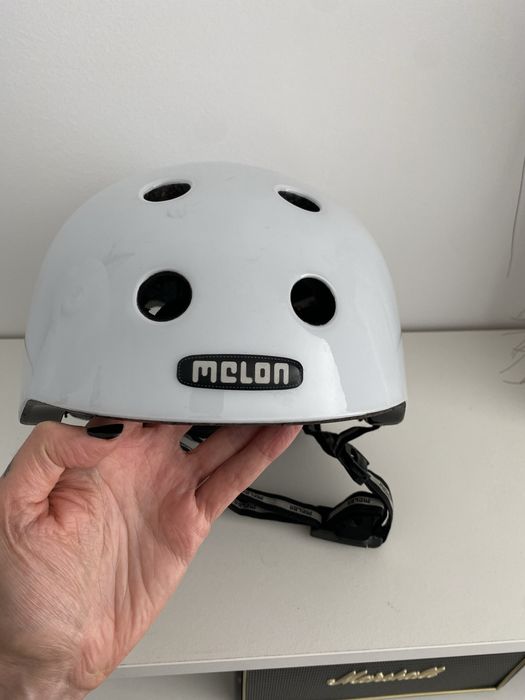 Capacete branco Melon bicicleta