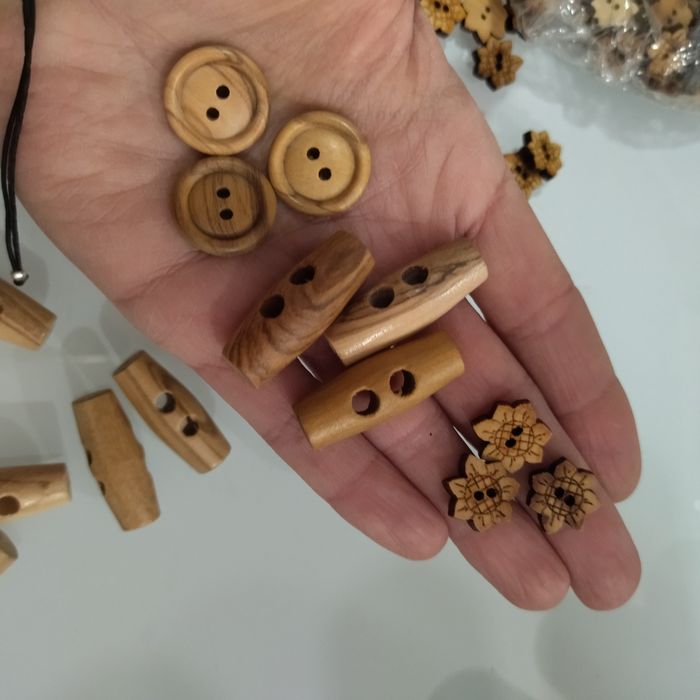 Botões e pipas de madeira