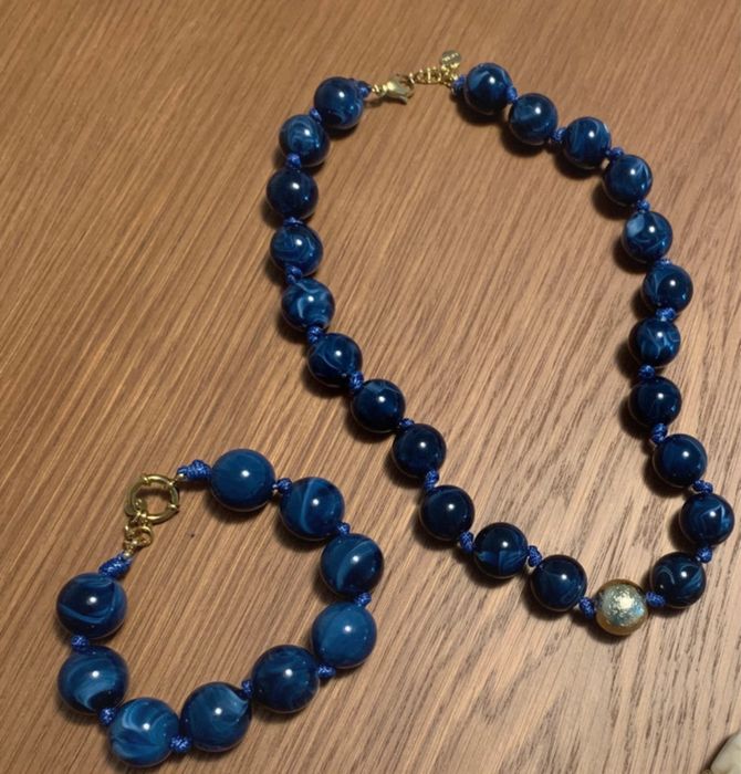 Colar e pulseira de bolinhas azuis. Moderno e sofisticado.