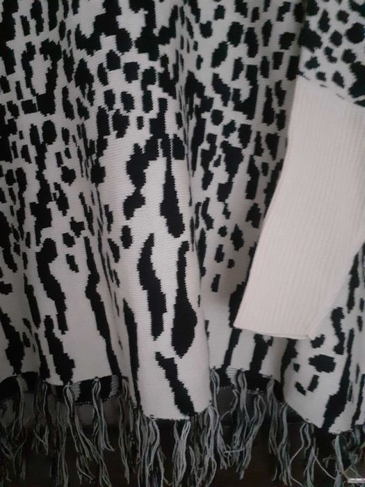 sweter narzutka z frędzlami sweter oversize ponczo