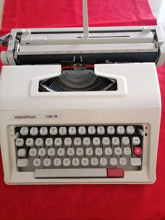 Máquina de escrever antiga portátil. Marca Marathon 2200 TR