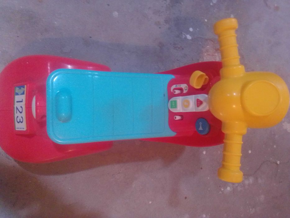 Vendo mota de criança Fisherprice estilo vespa