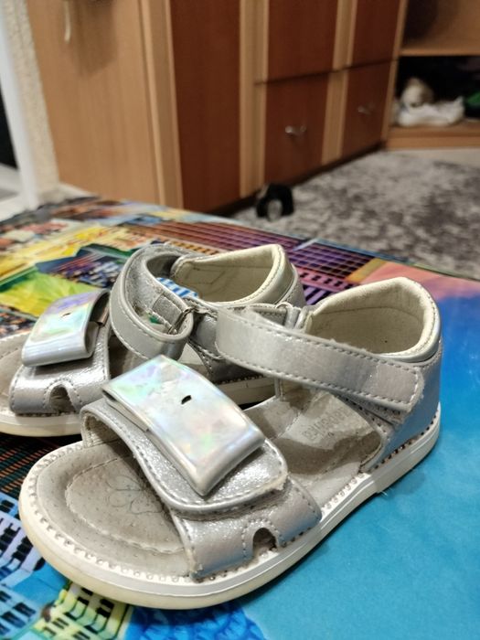 Блискучі сандалики