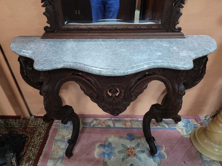 Consola antiga em madeira trabalhada com tampo em pedra e gran