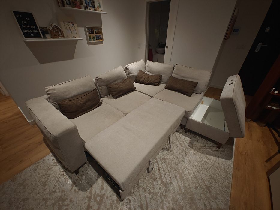 Sofá cama com chaise longue e arrumação