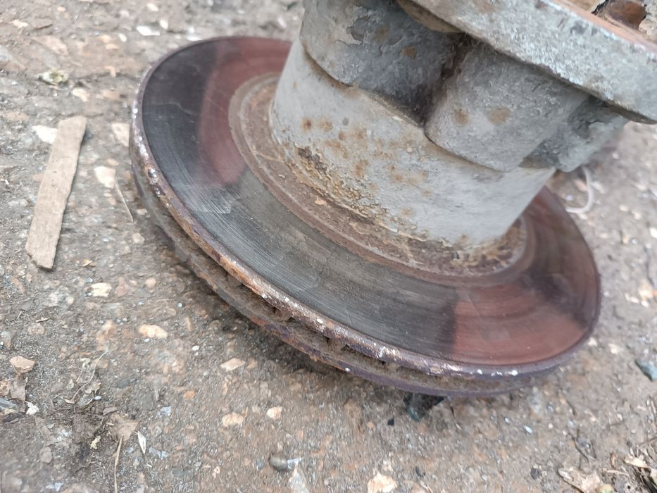 Продам передние тормозные диски со ступицами на Газель