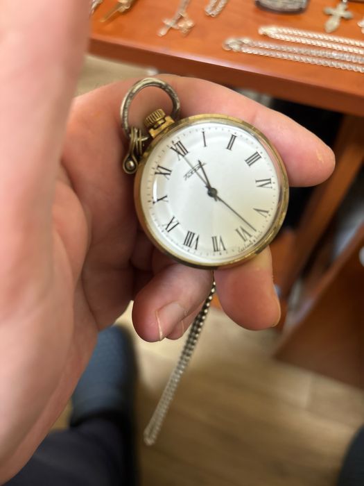 Годиник механічний 2200 грн