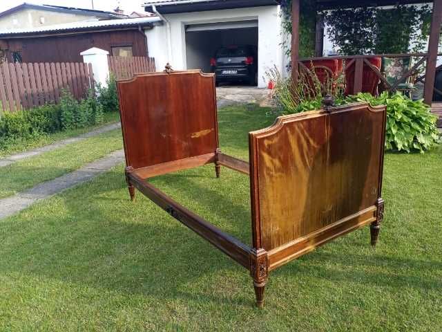 Stare drewniane łóżko w stylu Empire.