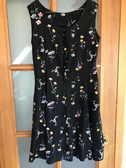 Czarna sukienka w kwiatki bez rekawow