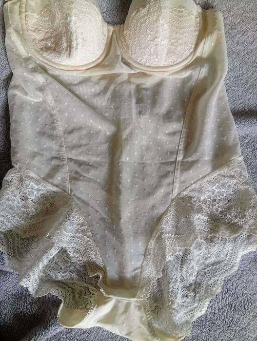 Delikatnie modelujące body koronkowe