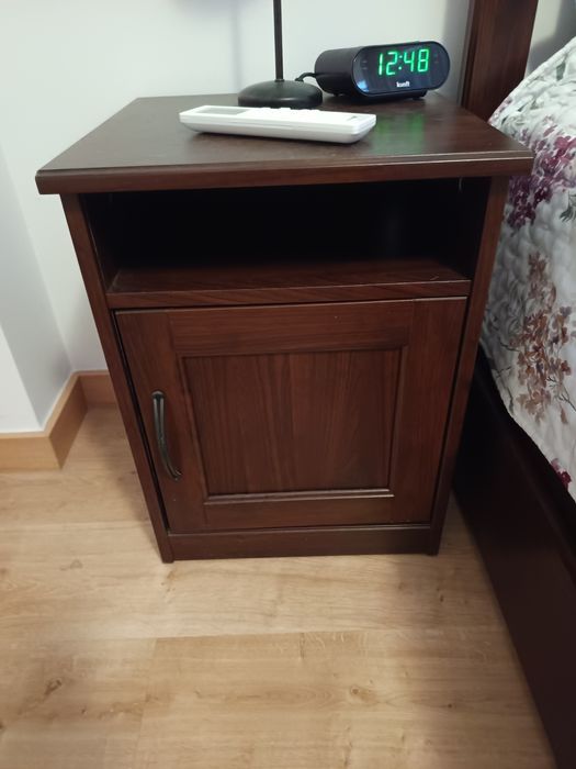 Cama casal / Mesa de cabeceira