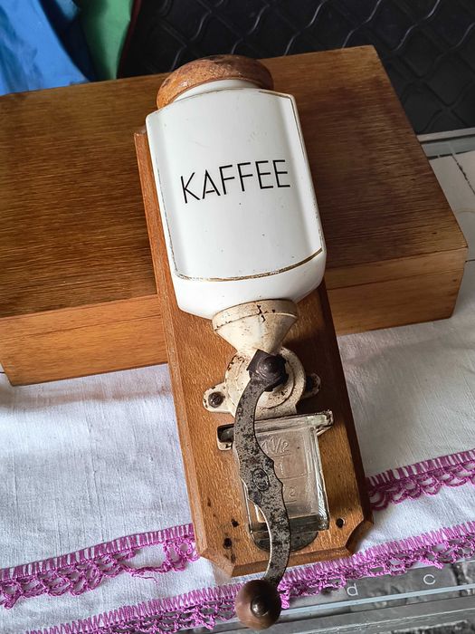 stary młynek do mielenia kawy ale nie tylko/porcelana